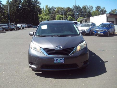 Used 2014 Toyota Sienna LE AWD/4WD image 8