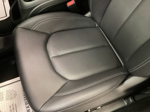 New 2026 Chrysler Pacifica Select AWD/4WD image 16