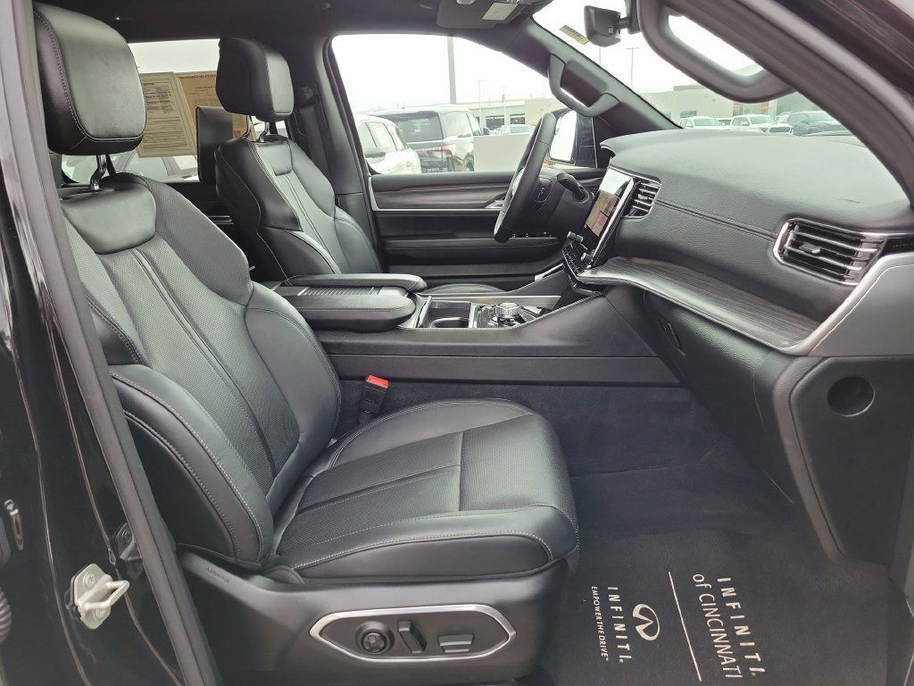 Used 2023 Jeep Wagoneer Series II w/ Premium Group I AWD/4WD image 31