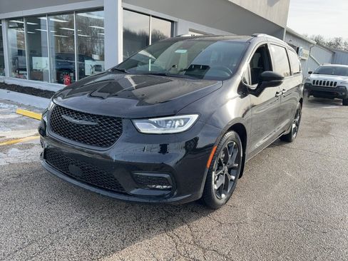 New 2026 Chrysler Pacifica Limited w/ Uconnect Theater Family Group image 3