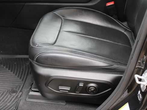 Used 2022 Jeep Grand Cherokee L Overland w/ MOPAR Finishing Package image 16