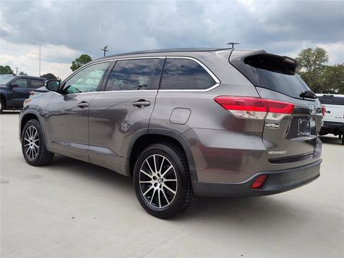 Used 2017 Toyota Highlander SE image 4