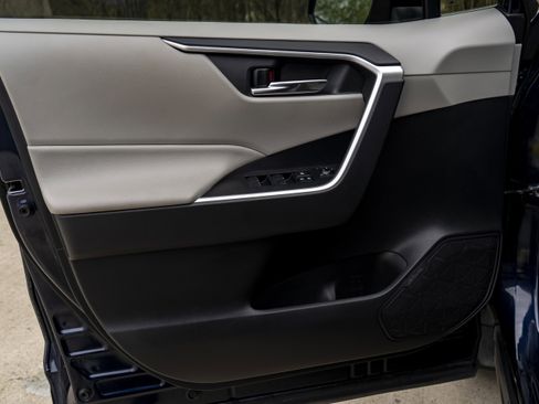 Used 2020 Toyota RAV4 XLE Premium image 36