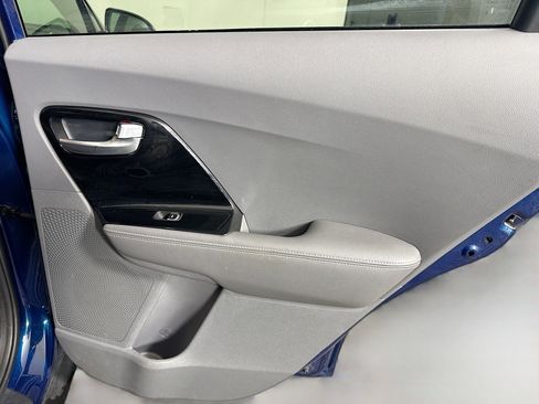 Used 2018 Kia Niro EX image 28