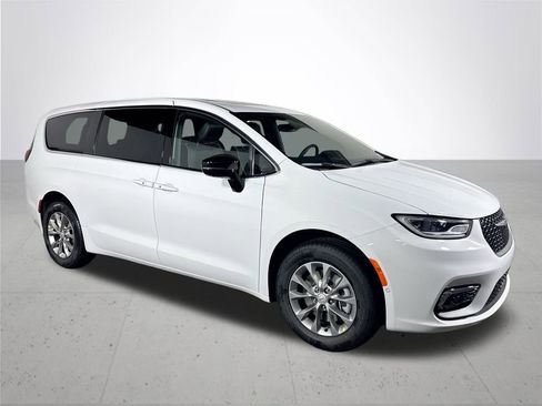 New 2026 Chrysler Pacifica Limited image 4