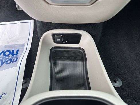 Used 2024 Chrysler Pacifica Touring-L image 16