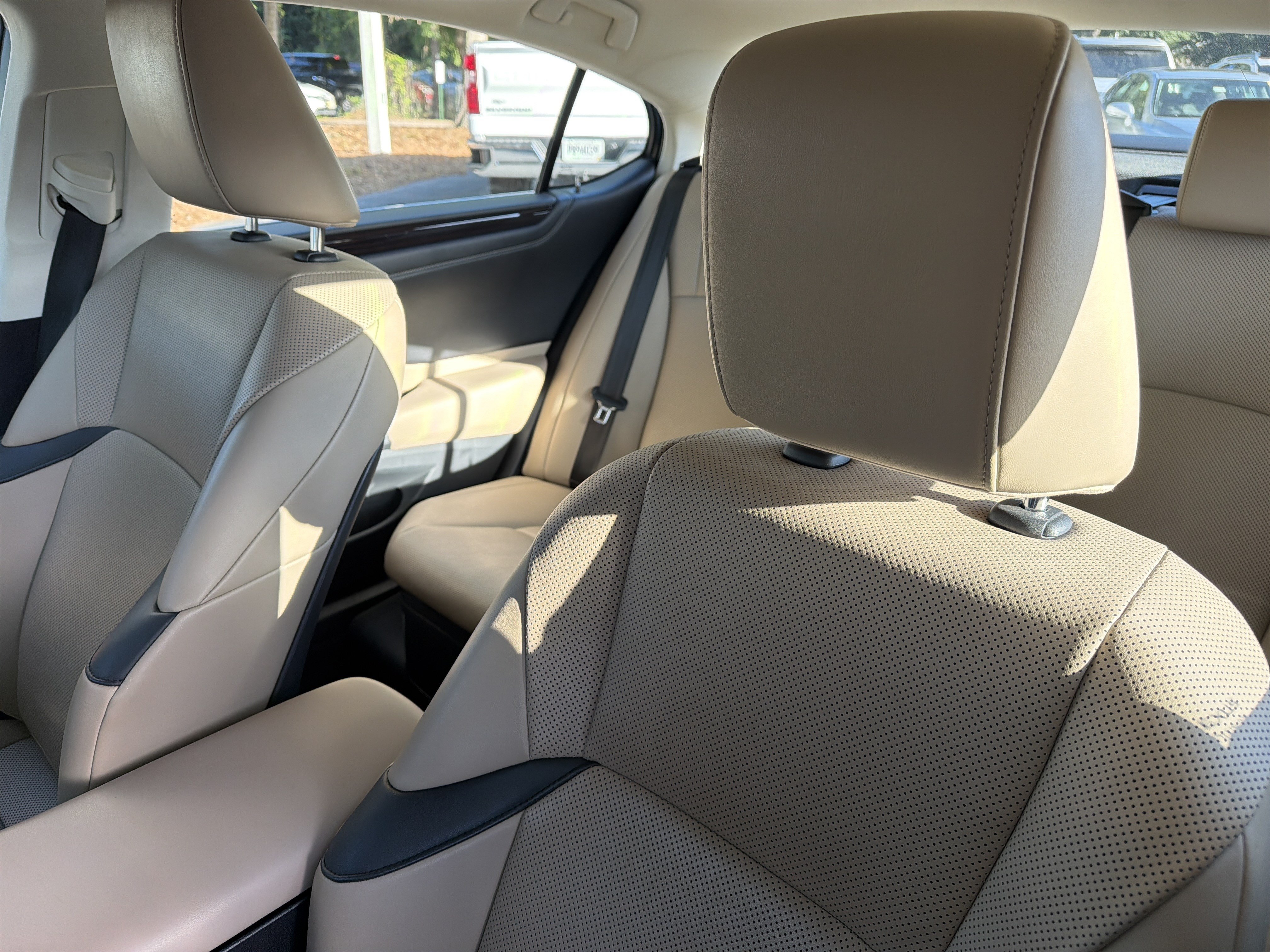 Certified 2020 Lexus ES 300h w/ Premium Package FWD image 17