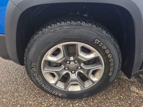 Used 2019 Jeep Cherokee Trailhawk AWD/4WD image 14