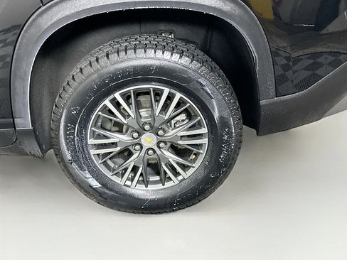 Used 2025 Chevrolet Traverse LT image 11