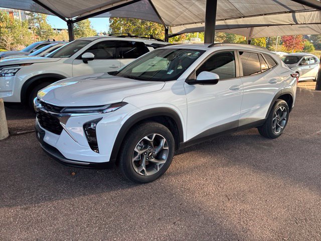Used 2025 Chevrolet Trax LT w/ LT Convenience Package FWD image 2