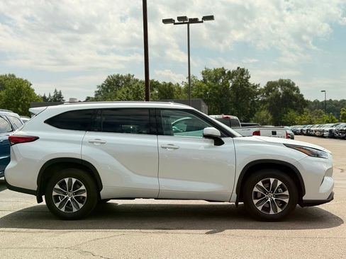 Used 2022 Toyota Highlander XLE AWD/4WD image 33