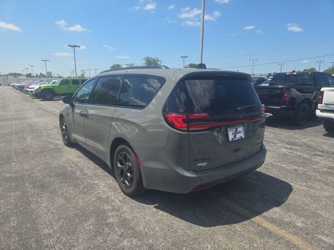 Used 2024 Chrysler Pacifica Limited FWD image 11