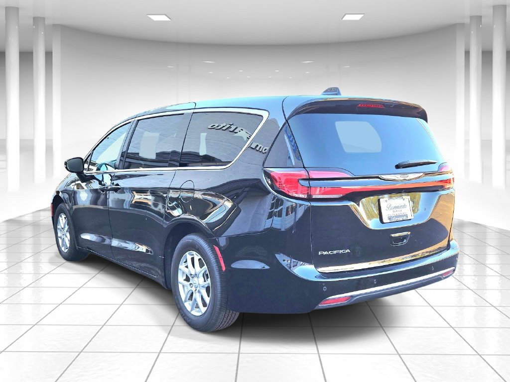 Certified 2025 Chrysler Pacifica Select FWD image 5