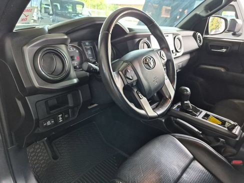 Used 2019 Toyota Tacoma TRD Off-Road AWD/4WD image 9