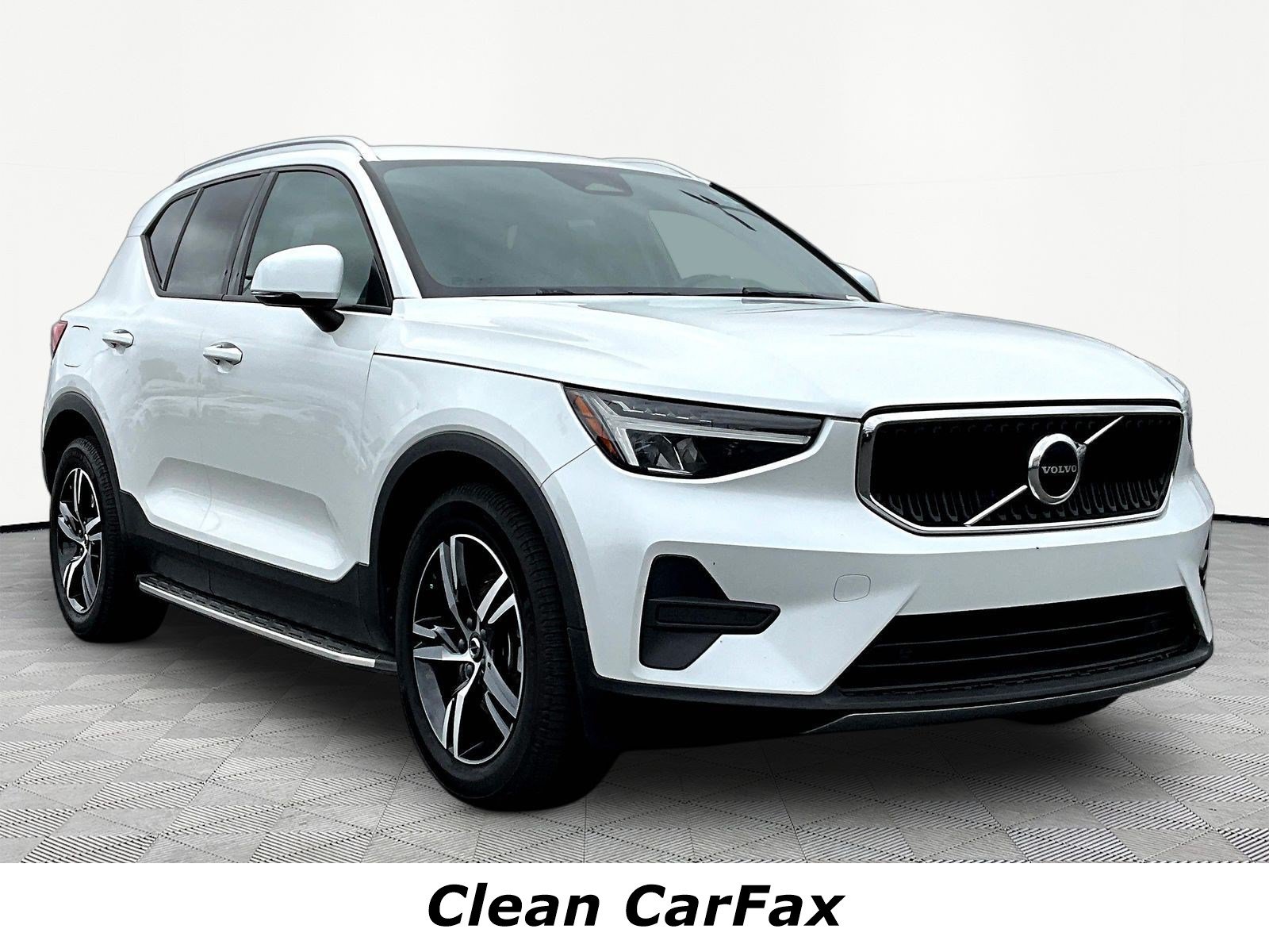 Used 2023 Volvo XC40 B5 Core AWD/4WD image 3