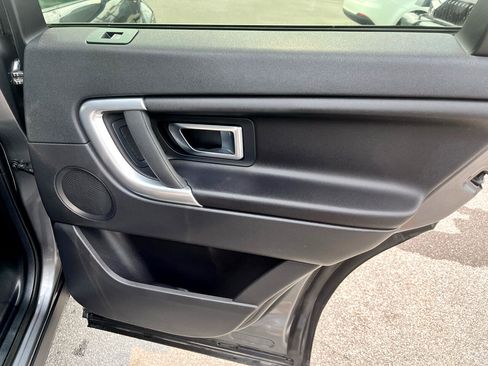 Used 2018 Land Rover Discovery Sport SE image 16