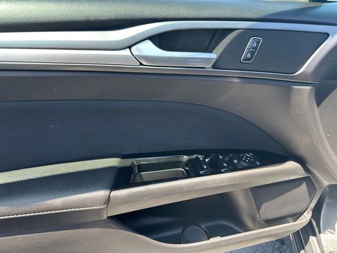 Used 2016 Ford Fusion SE FWD image 18