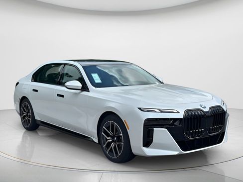 New 2026 BMW 740i RWD image 3