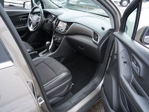 Used 2020 Chevrolet Trax LT w/ LT Convenience Package image 29