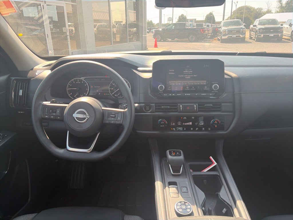 Used 2025 Nissan Pathfinder S AWD/4WD image 14