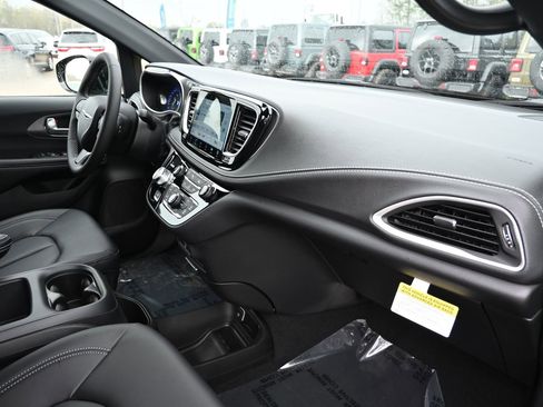 New 2026 Chrysler Pacifica Select image 26