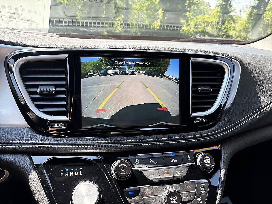 Used 2025 Chrysler Pacifica Limited FWD image 15