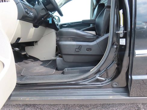 Used 2014 Chrysler Town & Country Touring FWD image 12