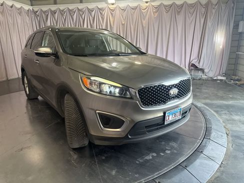 Used 2017 Kia Sorento LX image 3