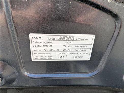 Used 2025 Kia Carnival image 16