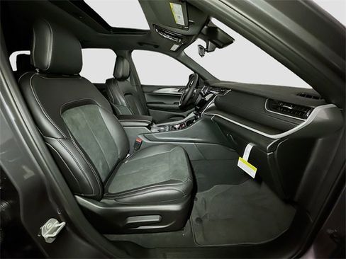 New 2025 Jeep Grand Cherokee 4WD image 32