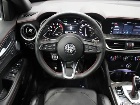 Used 2023 Alfa Romeo Stelvio Estrema image 16