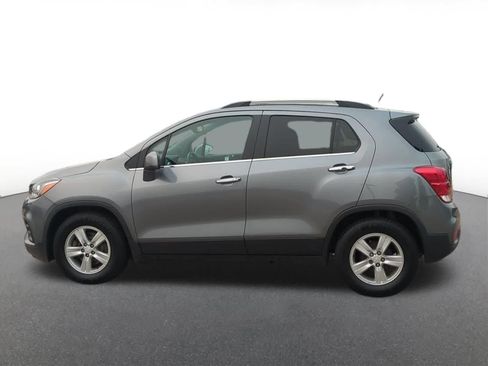 Used 2020 Chevrolet Trax LT w/ LT Convenience Package FWD image 3