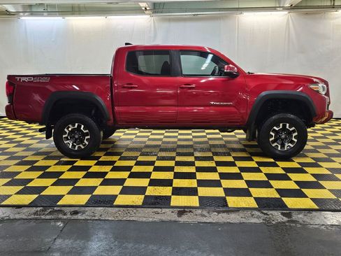 Used 2019 Toyota Tacoma TRD Off-Road w/ Technology Package image 2