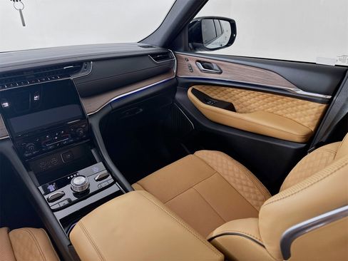 Used 2025 Jeep Grand Cherokee Summit w/ Luxury Tech Group V image 26