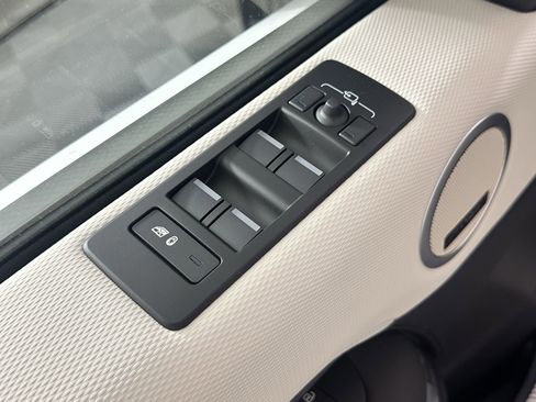 Certified 2025 Land Rover Discovery Dynamic SE AWD/4WD image 10