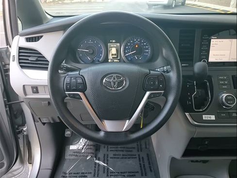 Used 2020 Toyota Sienna L image 20