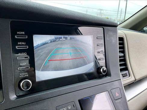 Used 2020 Toyota Sienna L image 25