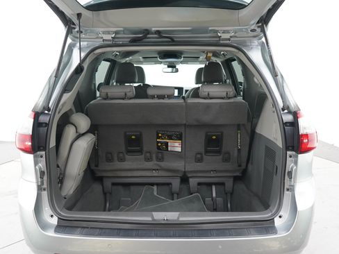 Used 2020 Toyota Sienna XLE w/ XLE Navigation Package FWD image 18