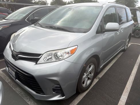 Used 2020 Toyota Sienna LE FWD image 2