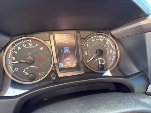 Used 2022 Toyota Tacoma TRD Off-Road image 10