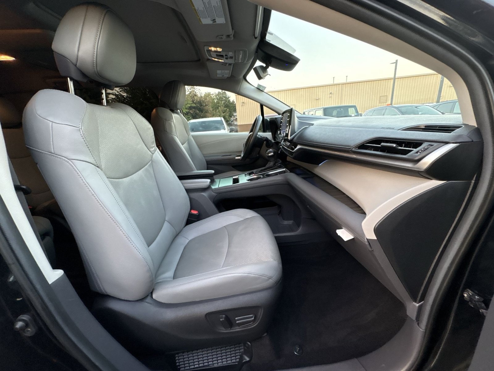 Used 2023 Toyota Sienna Limited AWD/4WD image 29