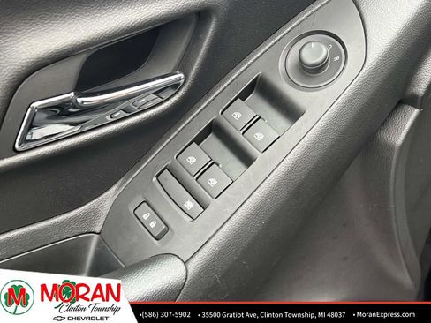 Certified 2022 Chevrolet Trax LT w/ Midnight Edition image 17