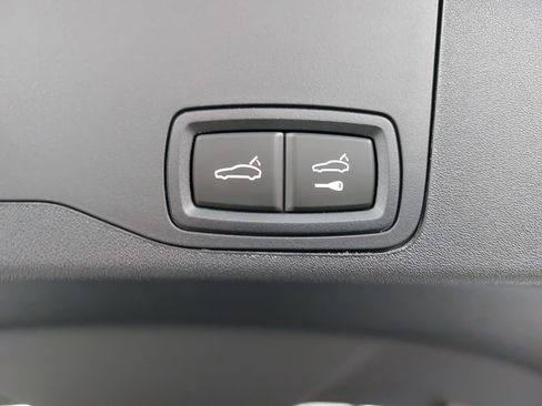 Used 2025 Porsche Taycan 4S image 15