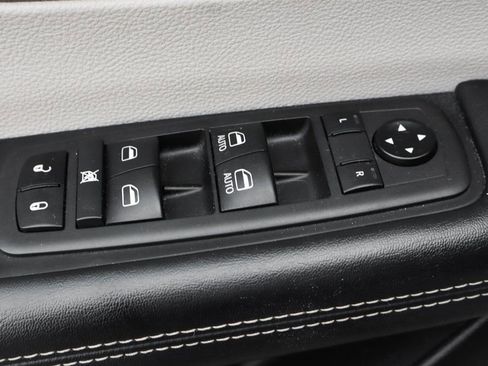 Used 2021 Chrysler Pacifica Touring-L image 15