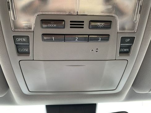 Used 2017 Toyota Highlander SE image 28