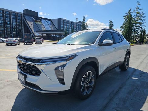 New 2026 Chevrolet Trax LT w/ Driver Confidence Package FWD image 3