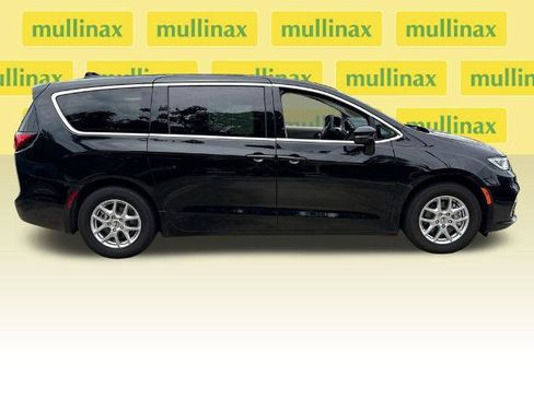 Used 2024 Chrysler Pacifica Touring-L FWD image 2