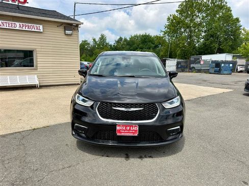 Used 2024 Chrysler Pacifica Touring-L FWD image 8