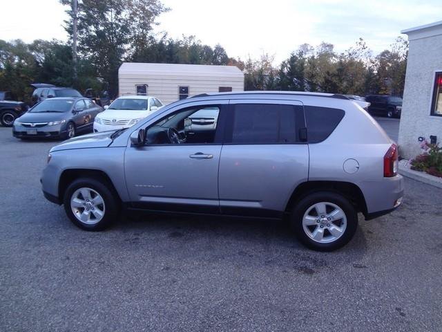 Used 2017 Jeep Compass Latitude FWD image 8