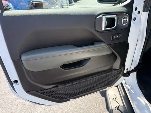 Used 2024 Jeep Gladiator Mojave w/ Technology Group AWD/4WD image 19
